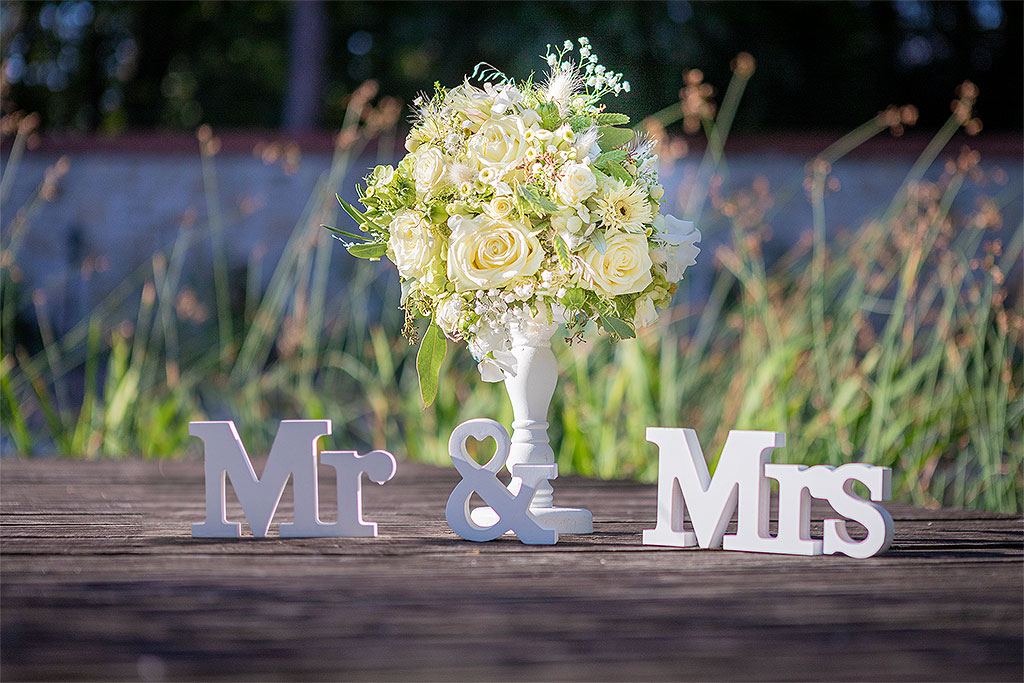 Hochzeit Mr.Mrs Fotograf Trauung Brautpaarstrauß
